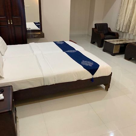 Jnr Grand Hotell Madanapalle Eksteriør bilde