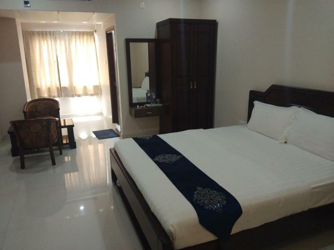 Jnr Grand Hotell Madanapalle Eksteriør bilde