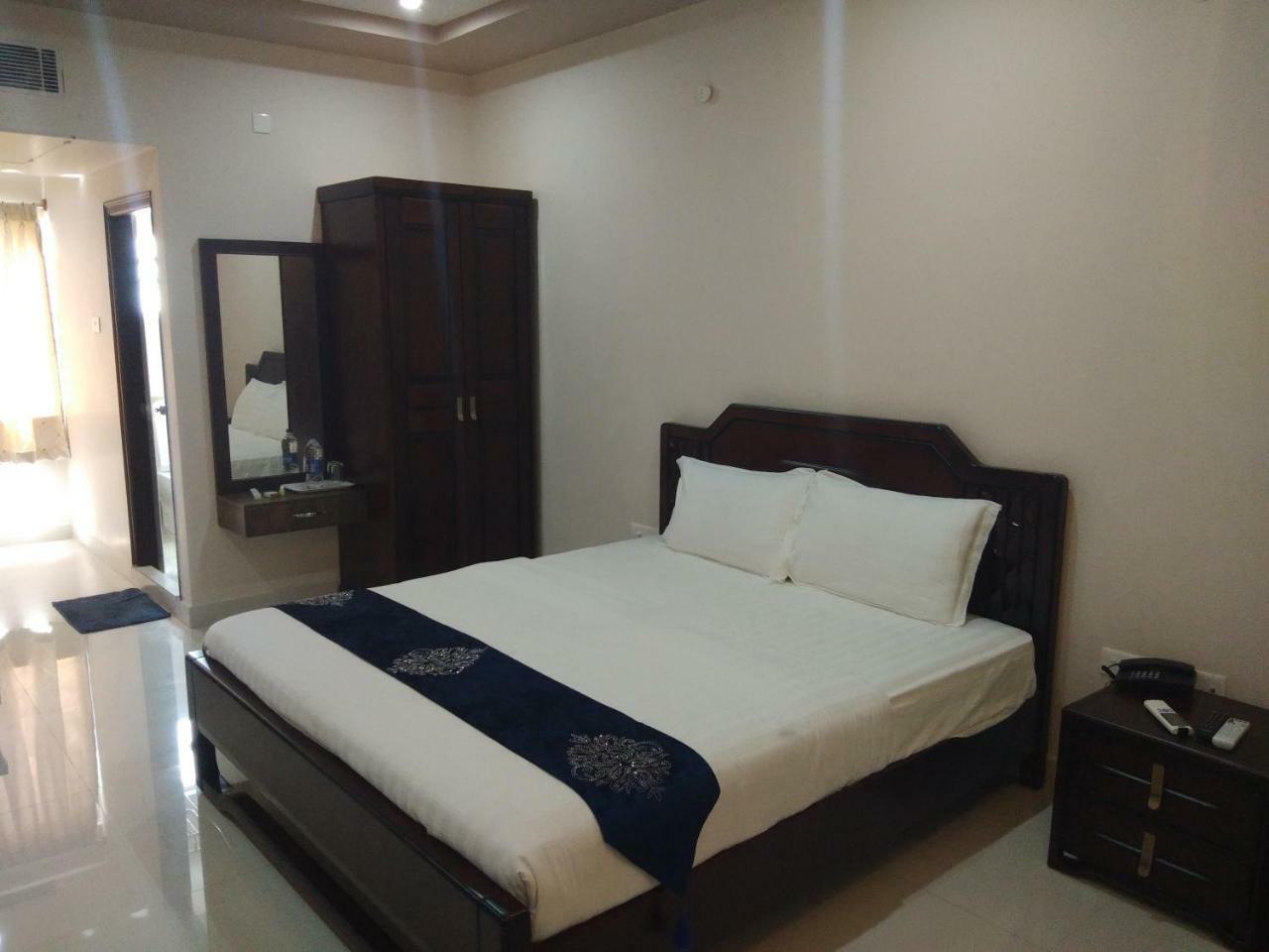 Jnr Grand Hotell Madanapalle Eksteriør bilde