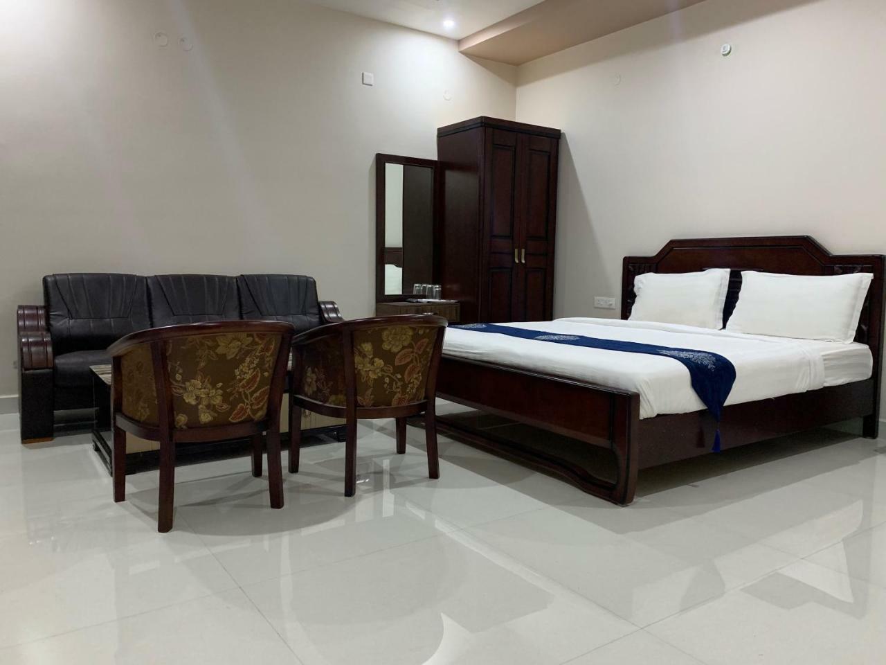 Jnr Grand Hotell Madanapalle Eksteriør bilde
