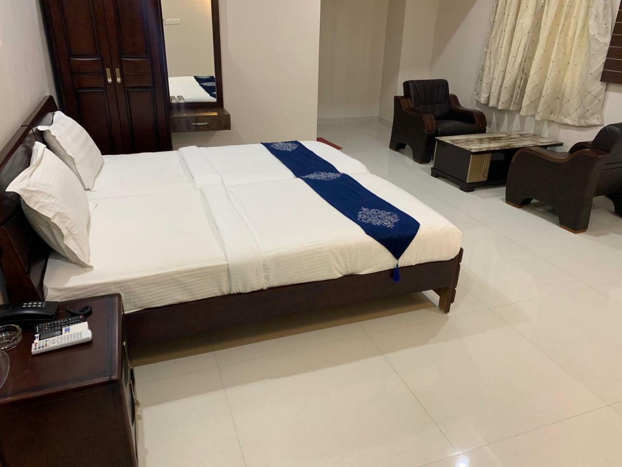 Jnr Grand Hotell Madanapalle Eksteriør bilde