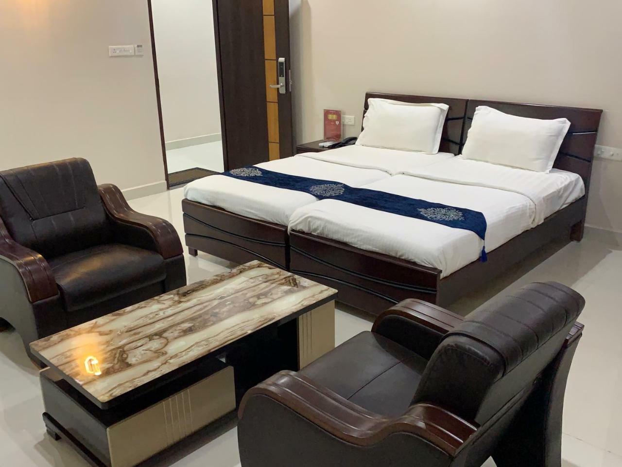 Jnr Grand Hotell Madanapalle Eksteriør bilde