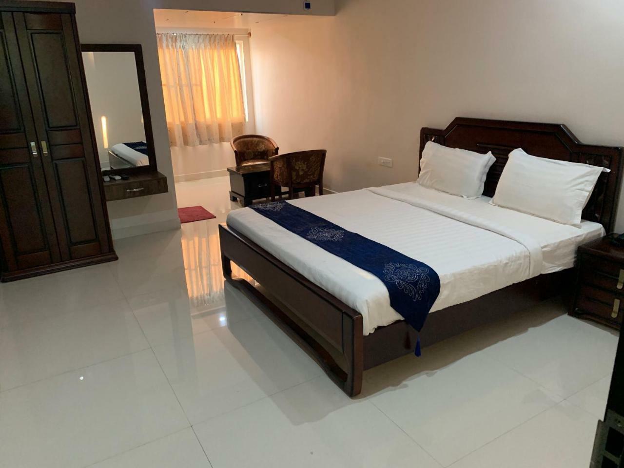 Jnr Grand Hotell Madanapalle Eksteriør bilde